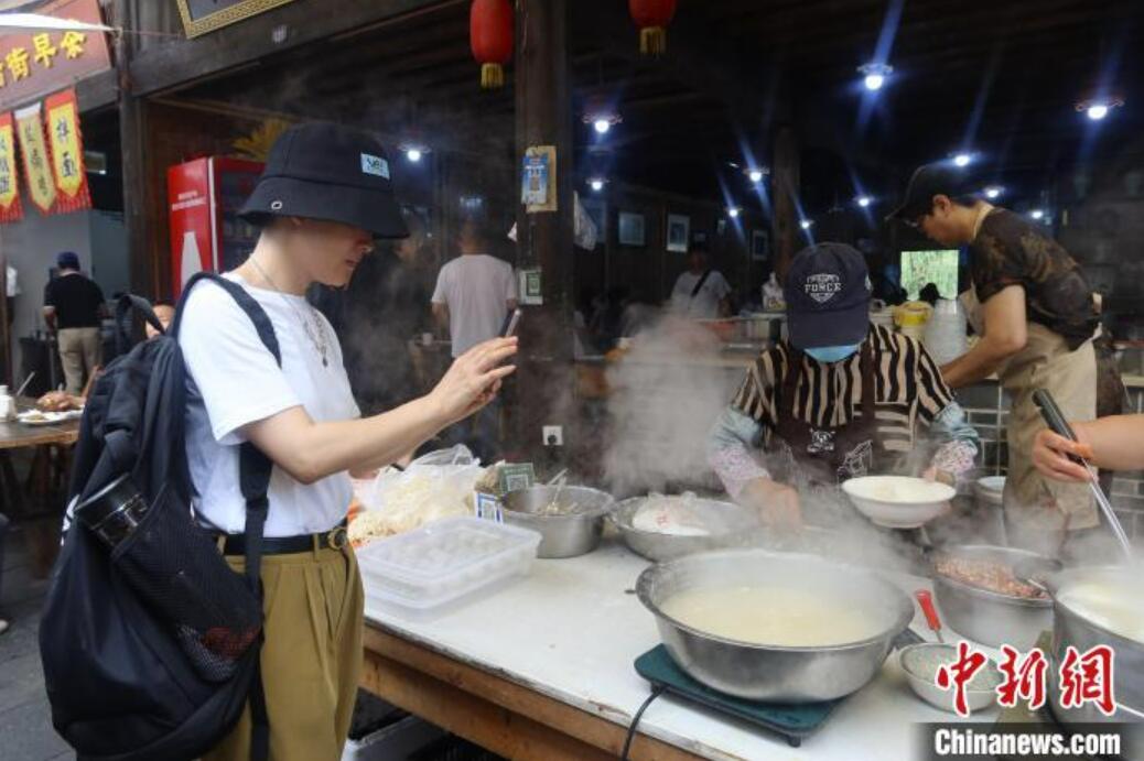 香港?マカオ?臺(tái)灣地區(qū)の若者が江南の朝ごはん楽しむ　浙江省
