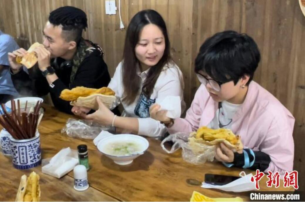 香港?マカオ?臺(tái)灣地區(qū)の若者が江南の朝ごはん楽しむ　浙江省