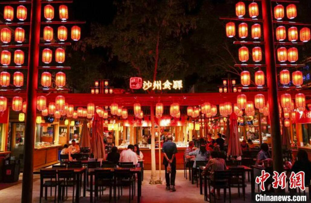 シルクロードの美味しい料理を味わう各地からやってきた観光客（撮影?王斌銀）。