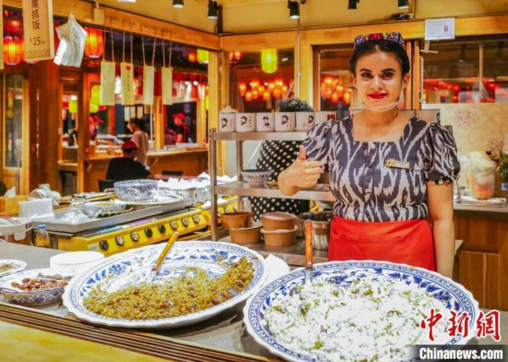 活気を取り戻しつつあるナイトマーケット　甘粛省敦煌