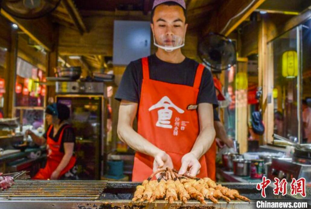 活気を取り戻しつつあるナイトマーケット　甘粛省敦煌