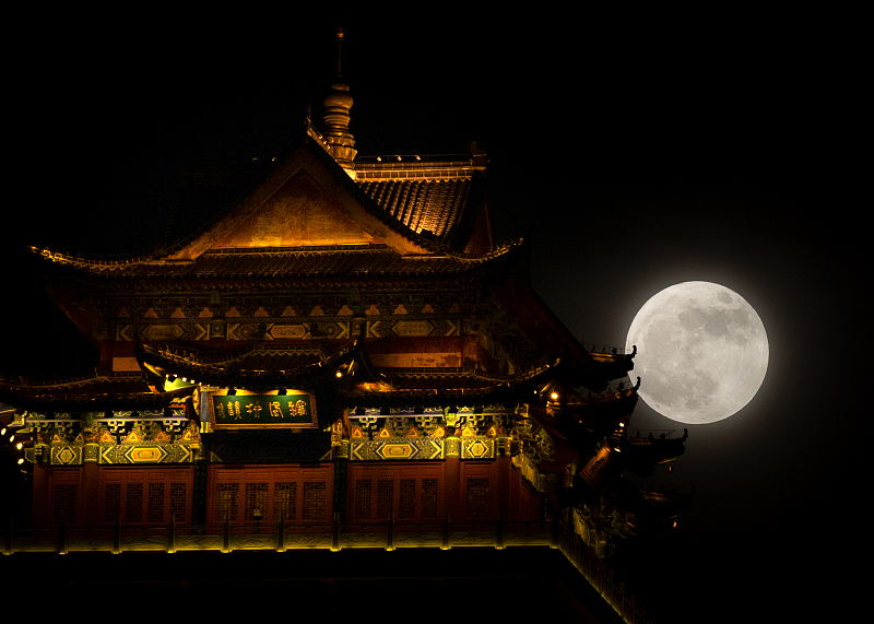 ストロベリームーンと中國(guó)の伝統(tǒng)建築物の「ツーショット」