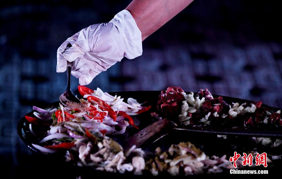 大きな鉄板で炒めるシルクロードの味「炒撥拉」　甘粛省