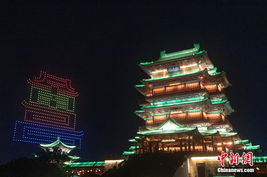 滕王閣でドローン666臺(tái)の光のショー　江西省南昌