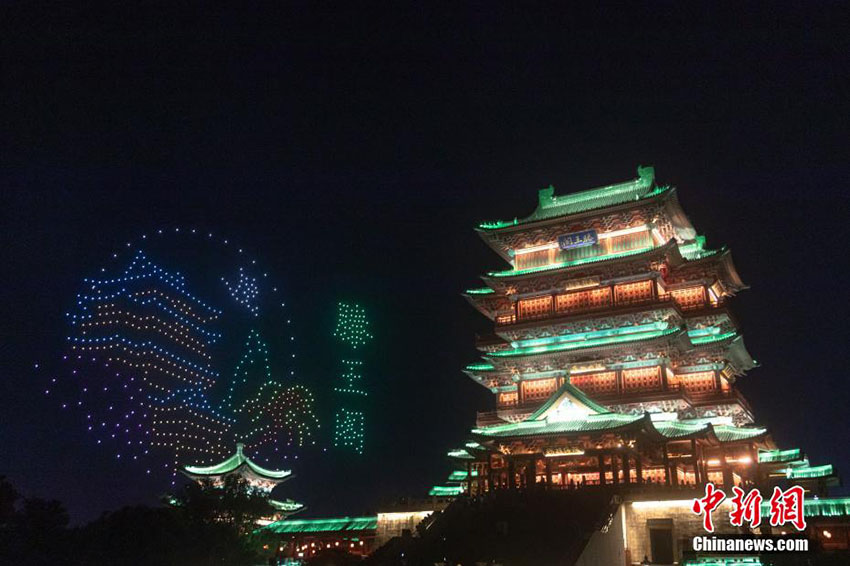 滕王閣の隣で、ドローンが描いた滕王閣のシルエットと文字（撮影?劉力鑫）