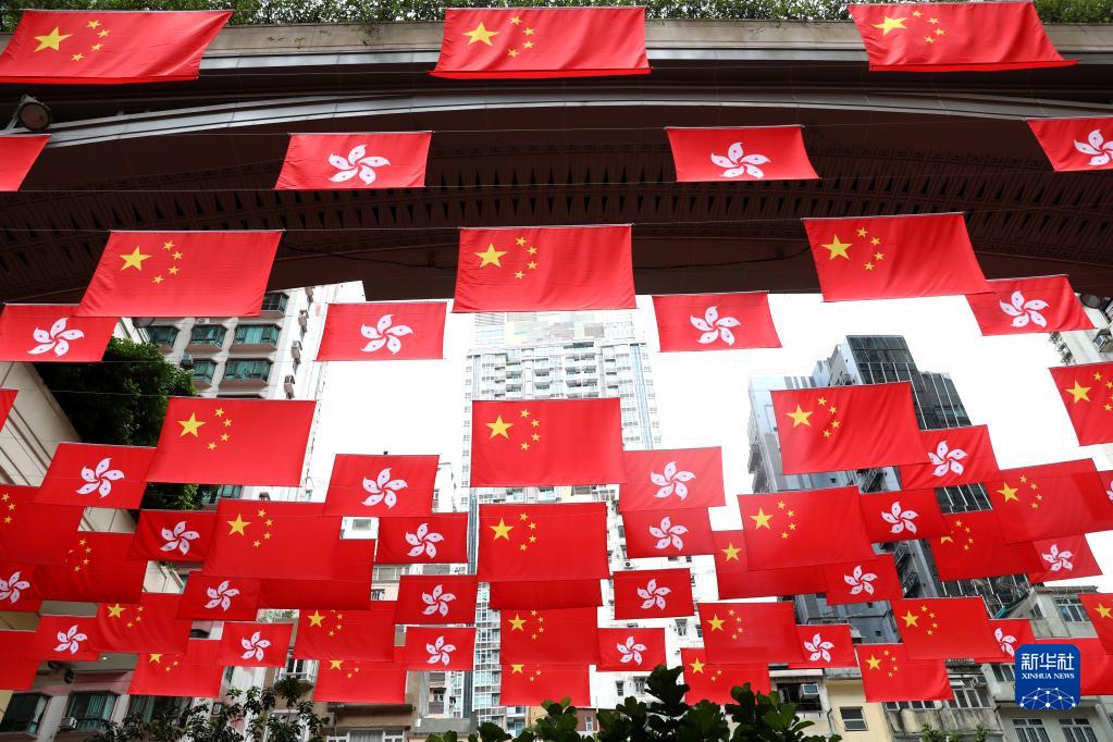 香港地區(qū)の路上にはためく中華人民共和國國旗と香港特別行政區(qū)區(qū)旗（6月19日撮影?呉暁初）。
