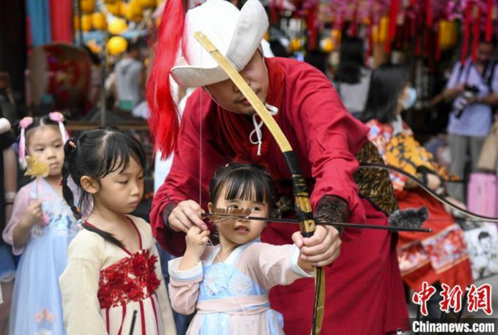 漢服を著て弓術(shù)を習う子供（撮影?楊華峰）。