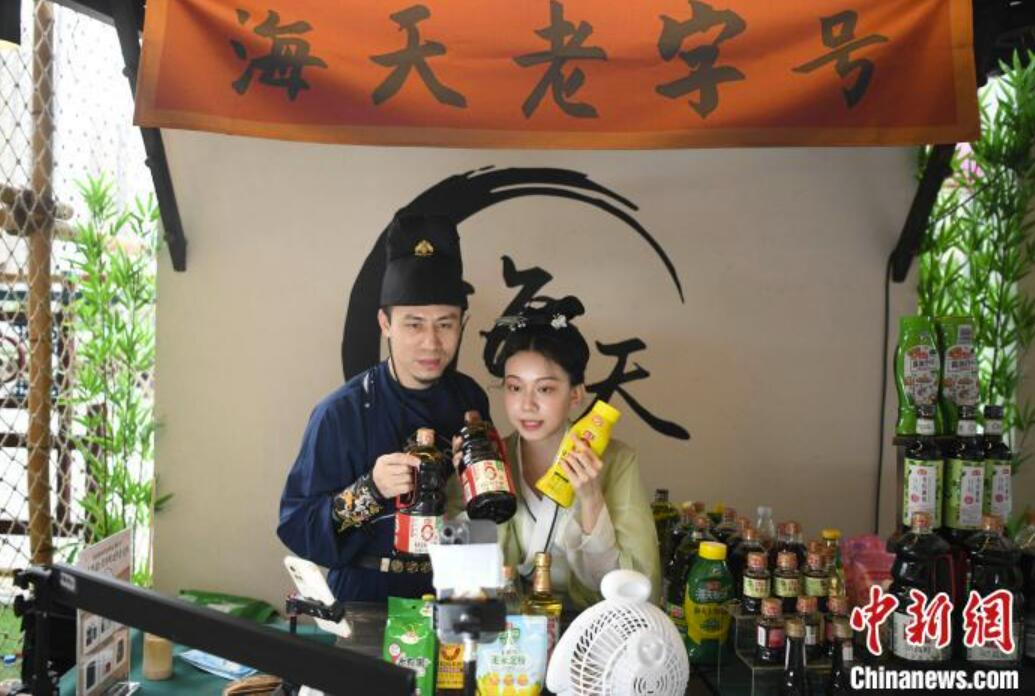 道行く人は漢服姿？ドラマ「夢華録」をモチーフにしたマーケット　湖南省長沙