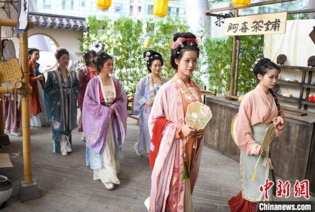 道行く人は漢服姿？ドラマ「夢華録」をモチーフにしたマーケット　湖南省長沙