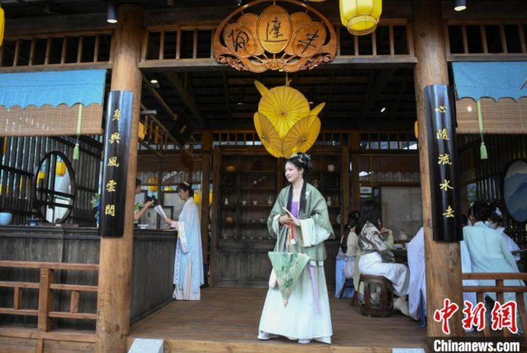 道行く人は漢服姿？ドラマ「夢華録」をモチーフにしたマーケット　湖南省長沙