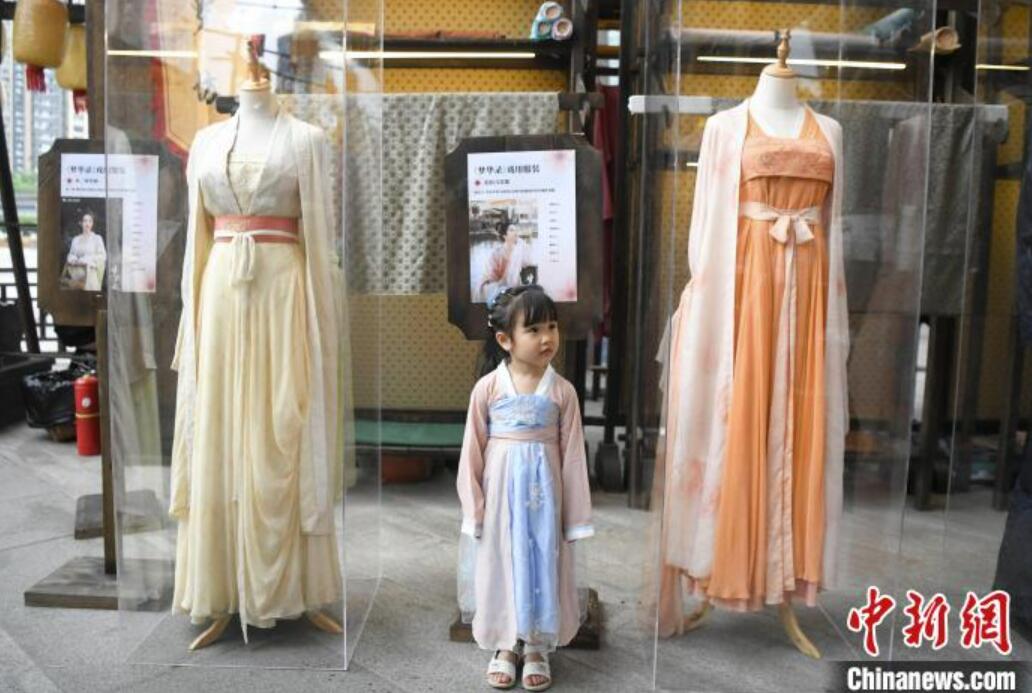 道行く人は漢服姿？ドラマ「夢華録」をモチーフにしたマーケット　湖南省長沙