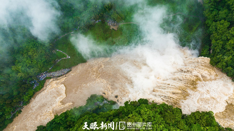 黃果樹瀑布で今年最大の水量を記録　貴州省