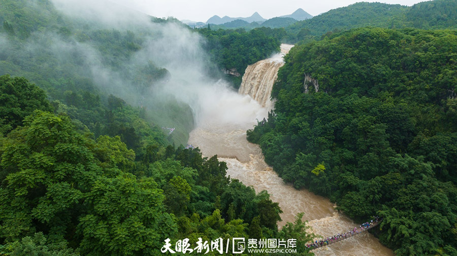 黃果樹(shù)瀑布で今年最大の水量を記録　貴州省