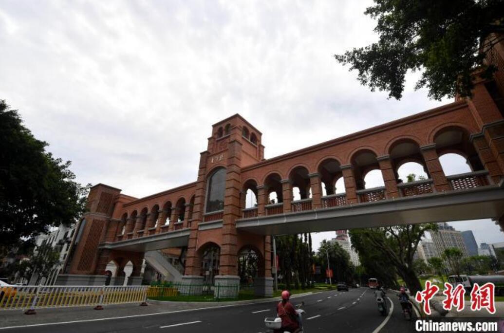 路上から見上げたレンガ造りの歩道橋?青年橋。