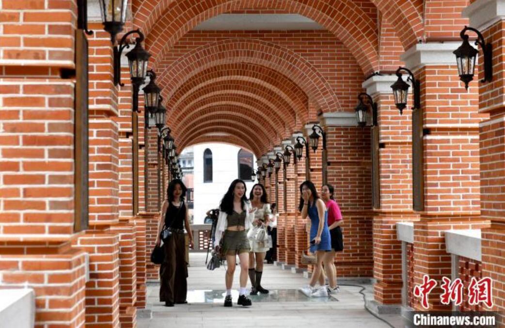 レンガ造りの歩道橋が人気に　福建省福州