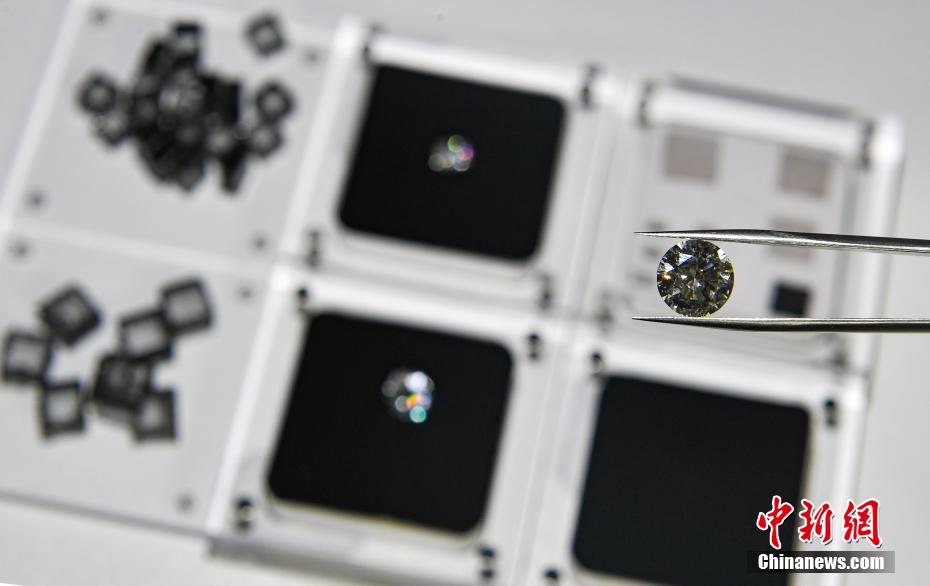 4カラットの合成ダイヤモンド（撮影?韓蘇原）。