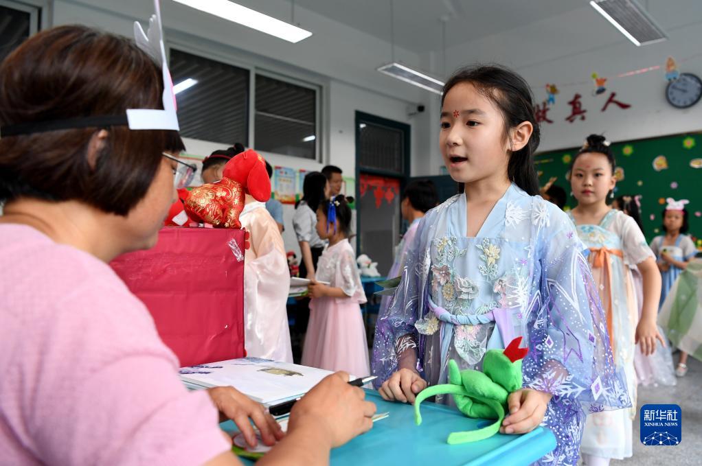 ゲームスタイルの學(xué)期末テストを楽しむ小學(xué)生　安徽省合肥