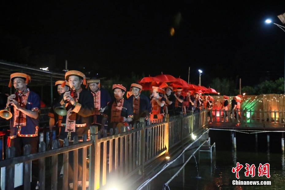 チャルメラを拭いたり、太鼓を叩き、瑤族の伝統(tǒng)的儀式で新郎を迎える新婦（撮影?陳秋霞）。