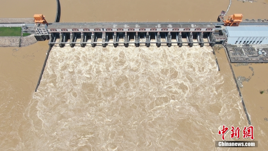 清遠(yuǎn)飛來(lái)峽水利ターミナル、ゲート全開(kāi)で洪水調(diào)節(jié)を加速　広東省