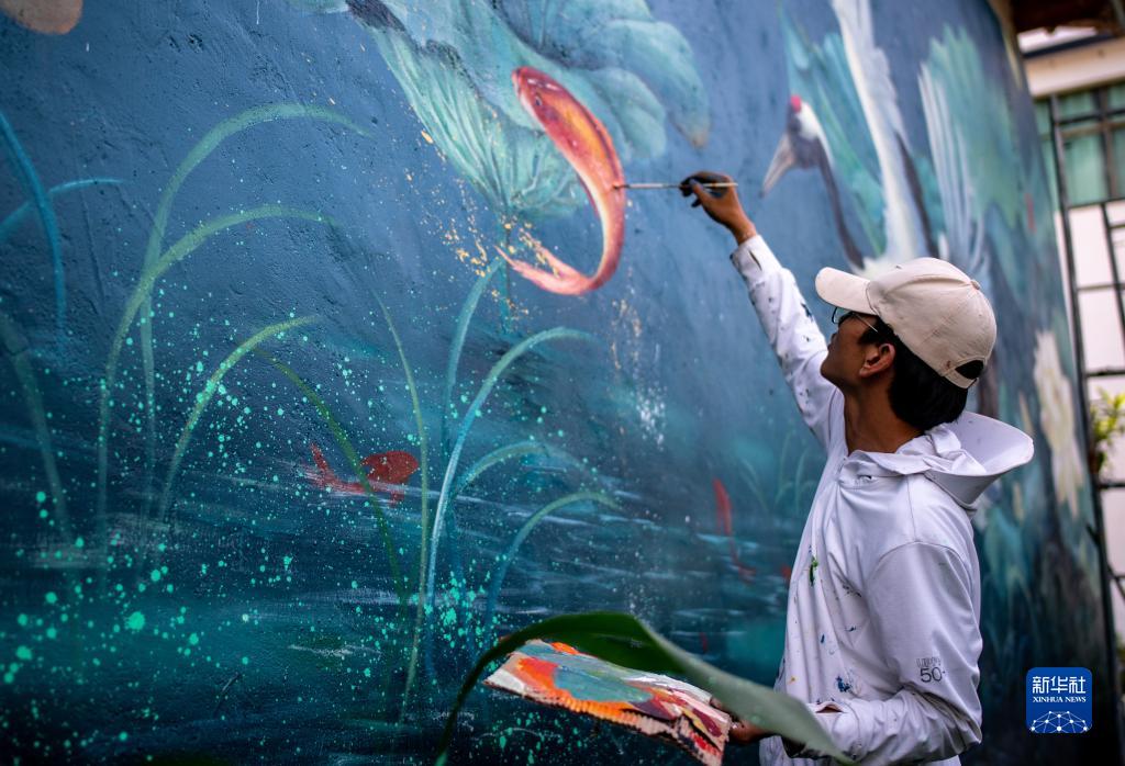 村に彩り與える壁畫師「劉小備」さん　雲(yún)南省永勝