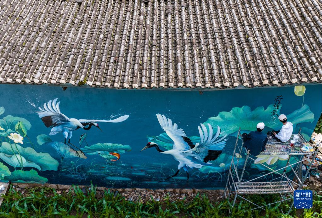 村に彩り與える壁畫(huà)師「劉小備」さん　雲(yún)南省永勝