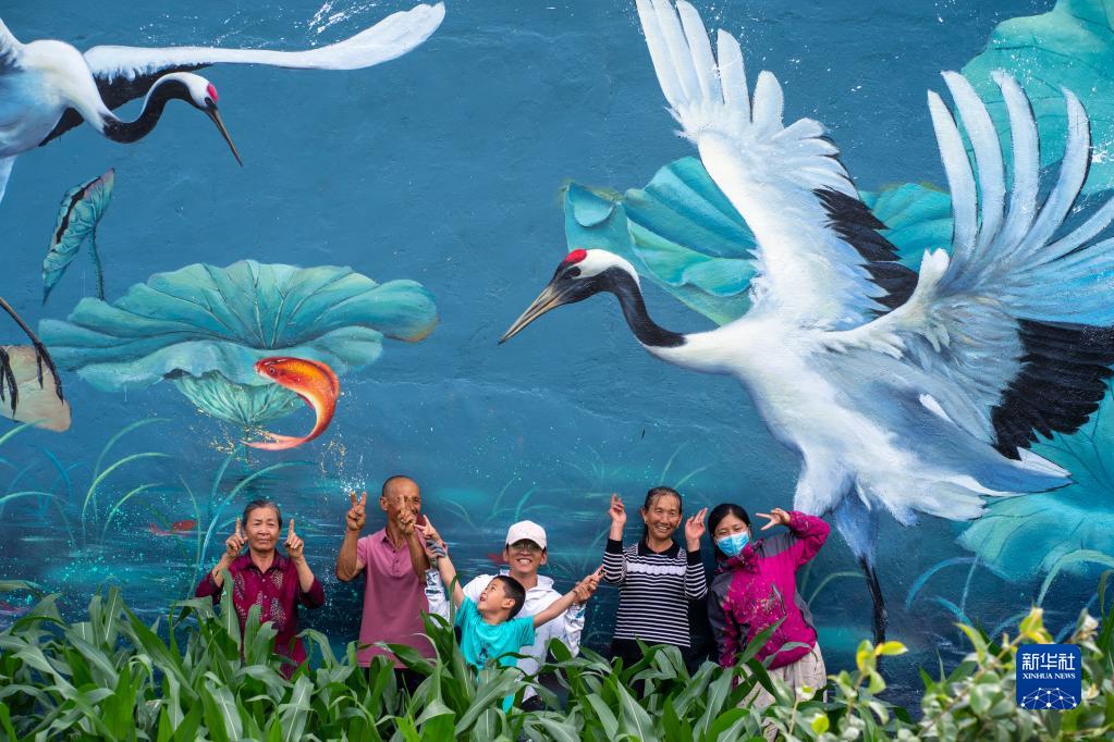 村に彩り與える壁畫(huà)師「劉小備」さん　雲(yún)南省永勝