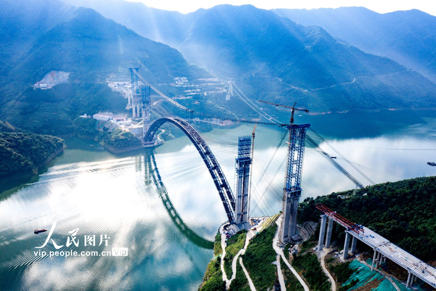 広西壯（チワン）族自治區(qū)河池市天峨県で建設(shè)が進(jìn)む天峨竜灘特大橋（6月26日撮影?周恩革/人民図片）。