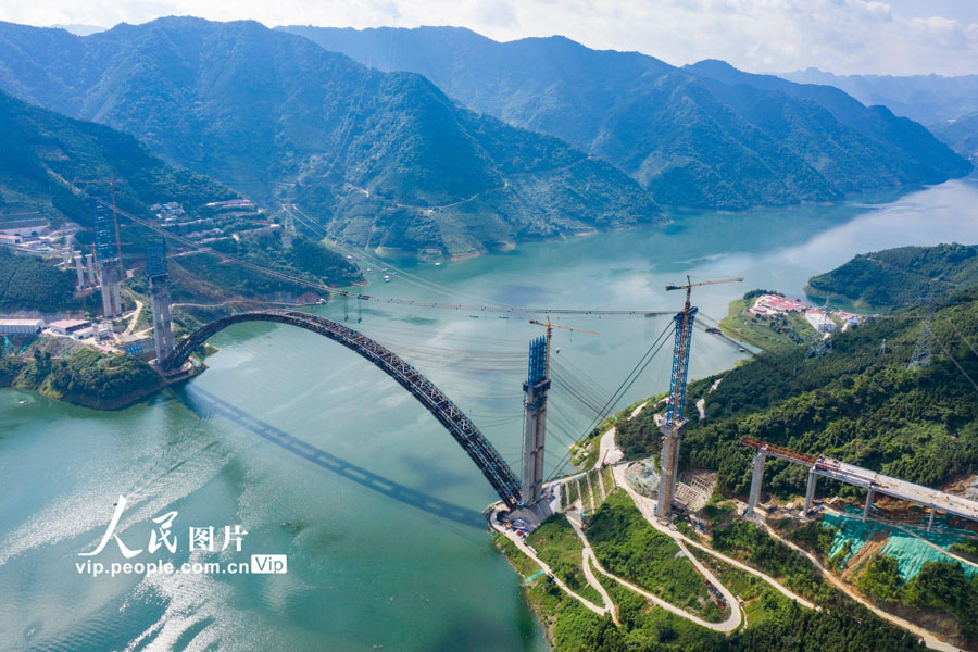 順調(diào)に建設(shè)進(jìn)む天峨竜灘特大橋　広西