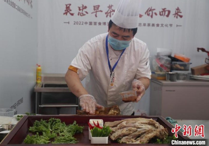 出場選手が作り上げた西部グルメ（撮影?于晶）。