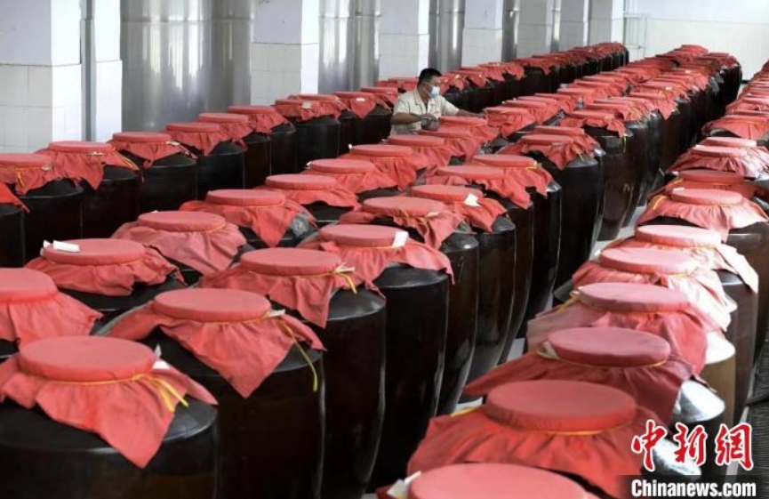 昔ながらの醸造技術(shù)受け継ぎ作る「羊羔酒」　河北省石家荘