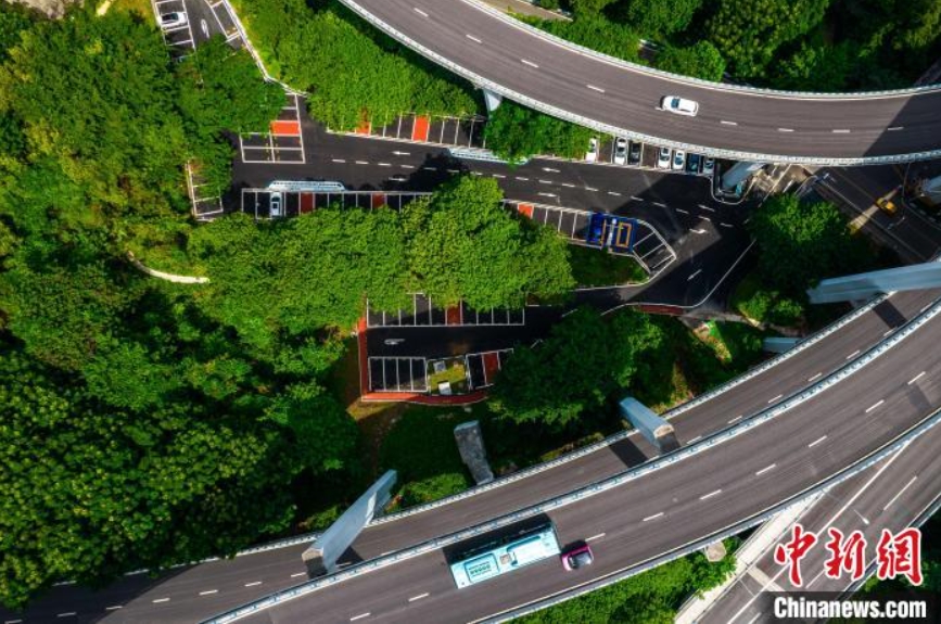 ライトレール銅元局駅に設(shè)けられた臨時駐車場（6月28日に上空から撮影?郭旭）。