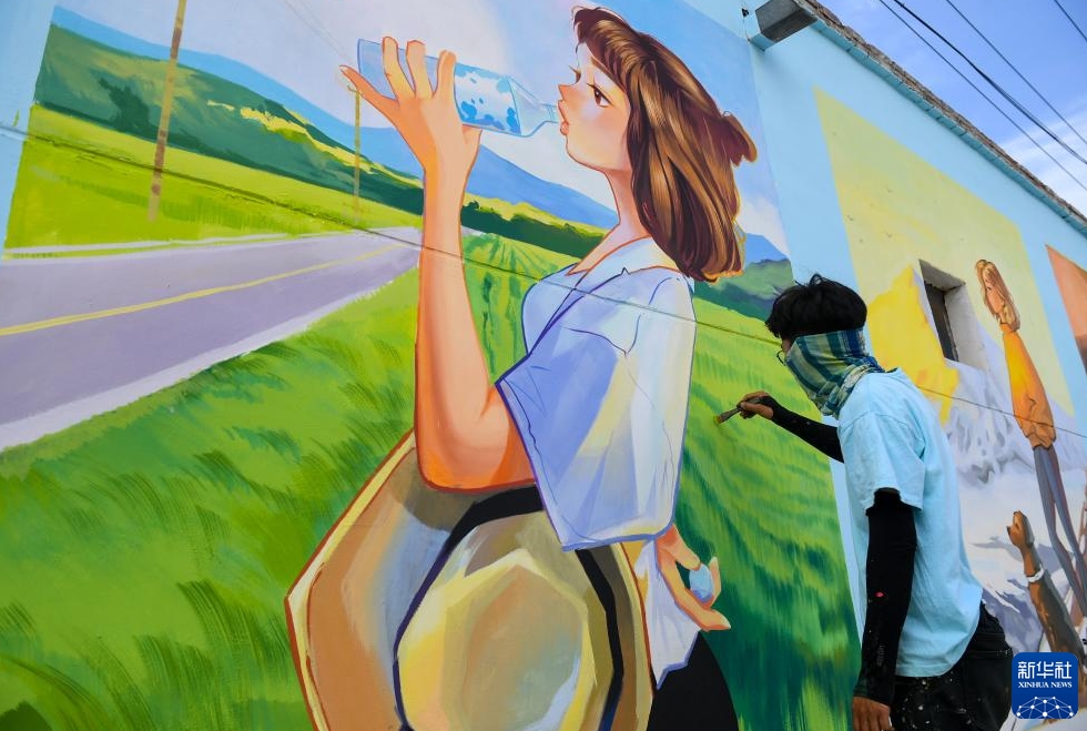 ウォールアートとのどかな農(nóng)村の景色が「競演」　內(nèi)モンゴル