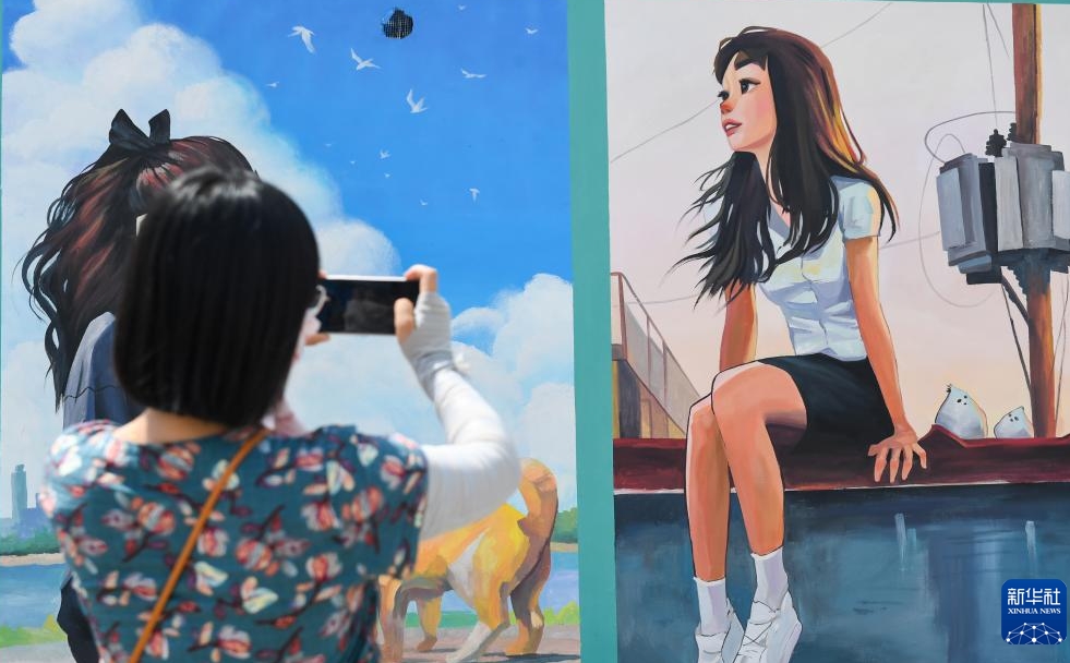 ウォールアートとのどかな農(nóng)村の景色が「競演」　內(nèi)モンゴル