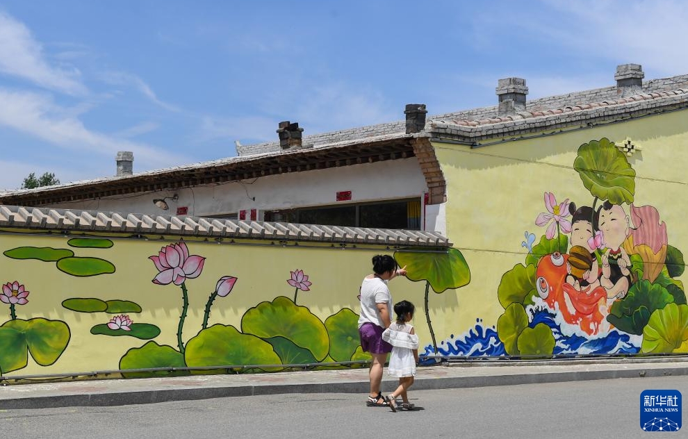 ウォールアートとのどかな農村の景色が「競演」　內モンゴル