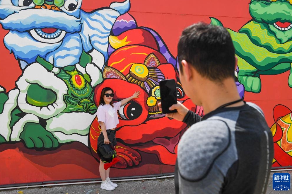 ウォールアートとのどかな農(nóng)村の景色が「競演」　內(nèi)モンゴル