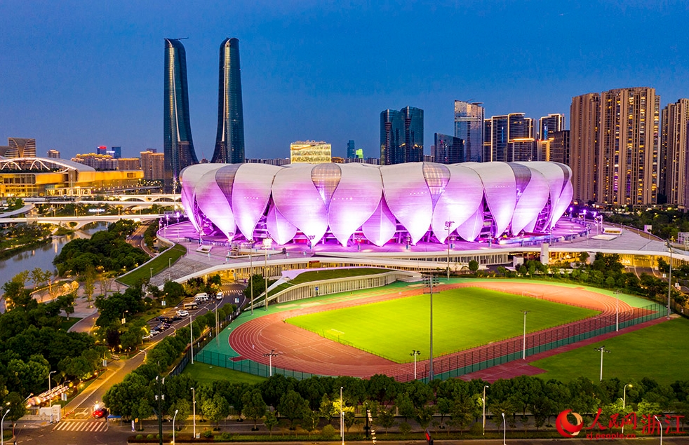 上空から撮影した杭州オリンピックセンタースタジアムとテニスセンターの一部である國(guó)民健康フィットネス施設(shè)（撮影?章勇濤）。