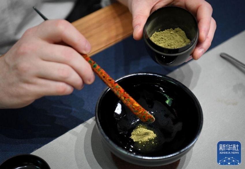 中國茶道の「點茶」を?qū)Wび、中國茶文化広める英國人男性