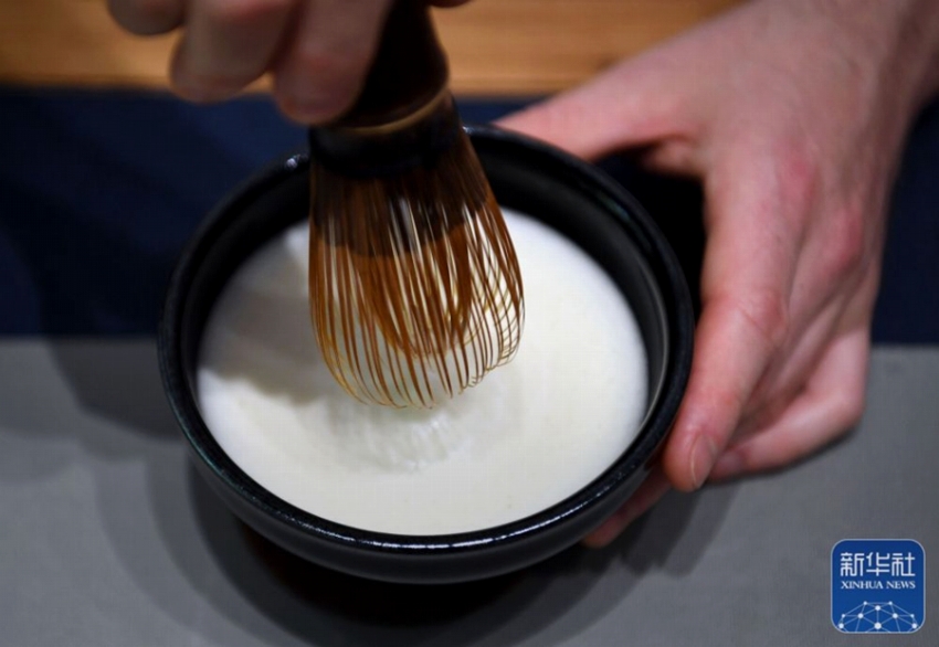 中國茶道の「點茶」を?qū)Wび、中國茶文化広める英國人男性