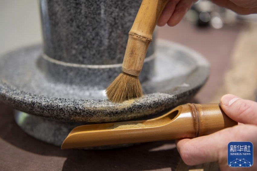 中國茶道の「點茶」を?qū)Wび、中國茶文化広める英國人男性