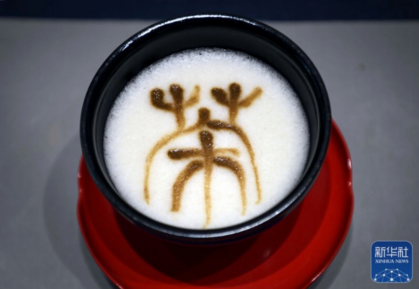 中國(guó)茶道の「點(diǎn)茶」を?qū)Wび、中國(guó)茶文化広める英國(guó)人男性