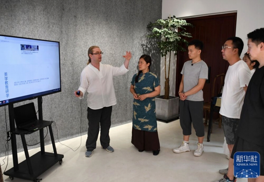 中國茶道の「點(diǎn)茶」を?qū)Wび、中國茶文化広める英國人男性