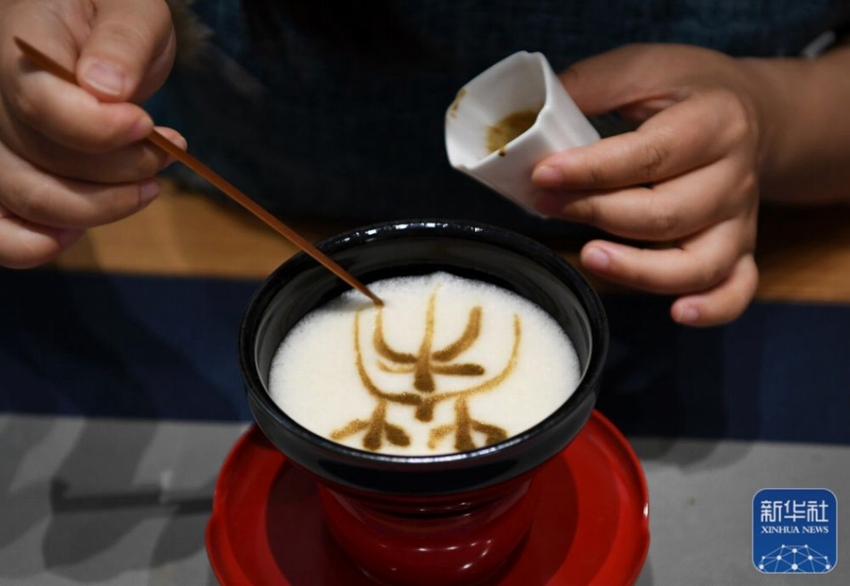 中國茶道の「點(diǎn)茶」を?qū)Wび、中國茶文化広める英國人男性