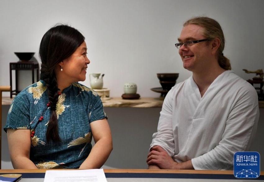 中國茶道の「點(diǎn)茶」を?qū)Wび、中國茶文化広める英國人男性