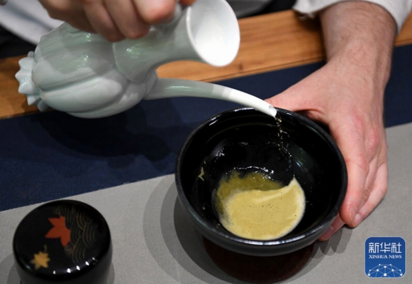 中國茶道の「點茶」を?qū)Wび、中國茶文化広める英國人男性