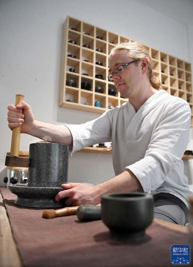 中國茶道の「點(diǎn)茶」を?qū)Wび、中國茶文化広める英國人男性