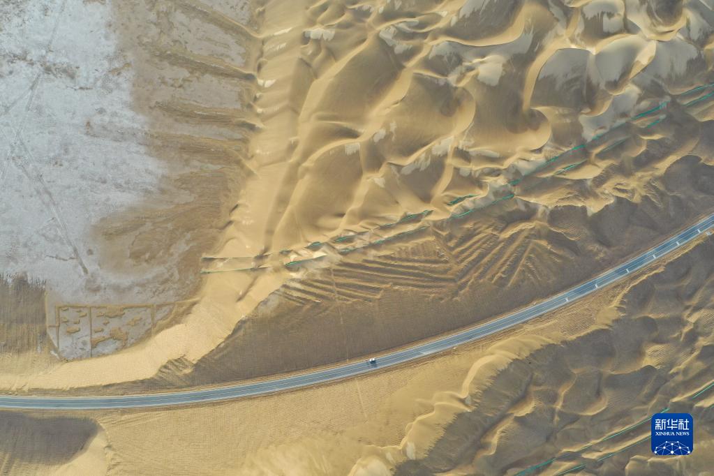 インフラ建設にまた進展　タクラマカン砂漠縦斷道路3本目が30日開通