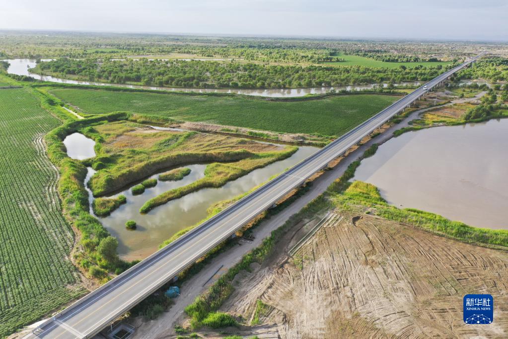 インフラ建設にまた進展　タクラマカン砂漠縦斷道路3本目が30日開通