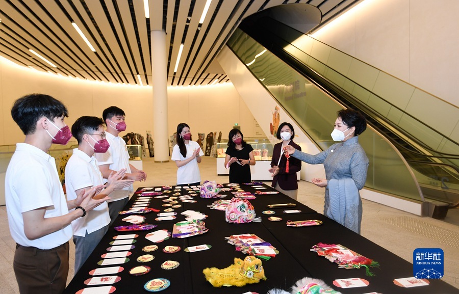 彭麗媛夫人が香港の伝統(tǒng)演劇センターを訪問