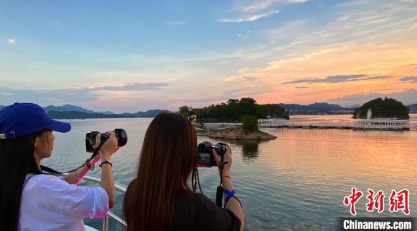 夕焼けの殘照が光る美しい千島湖　浙江省杭州