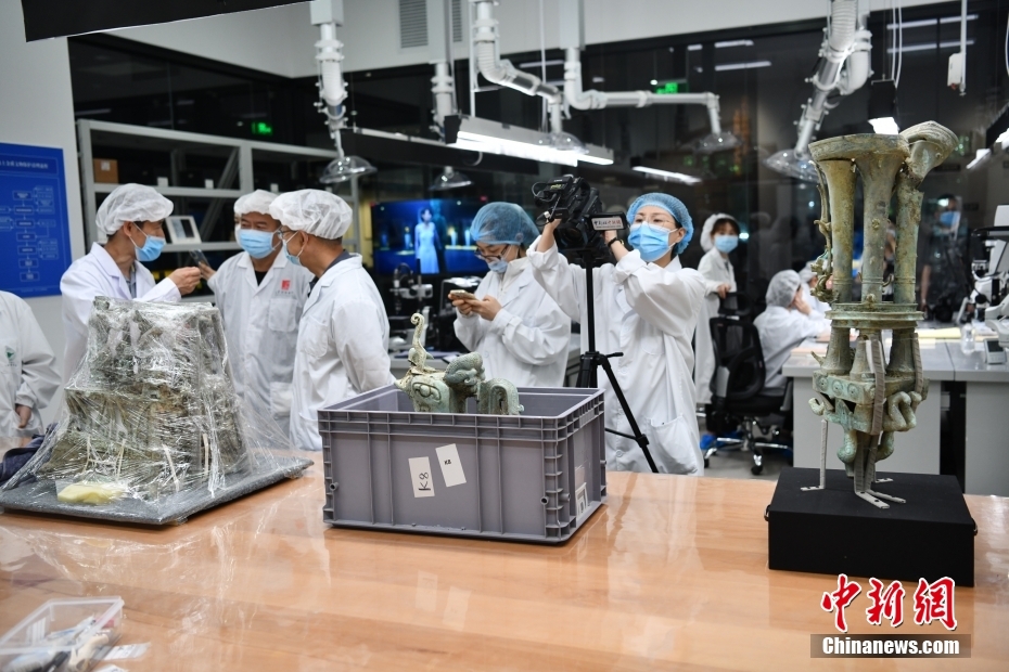 機(jī)に並べられた青銅神壇、青銅神獣、銅頂壇人像（撮影?張浪）。